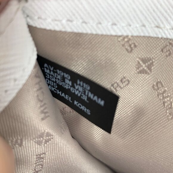 Michael Kors Peyton White Quilted Leather Wristlet Bifold Wallet Phone Case - Picture 13 of 15